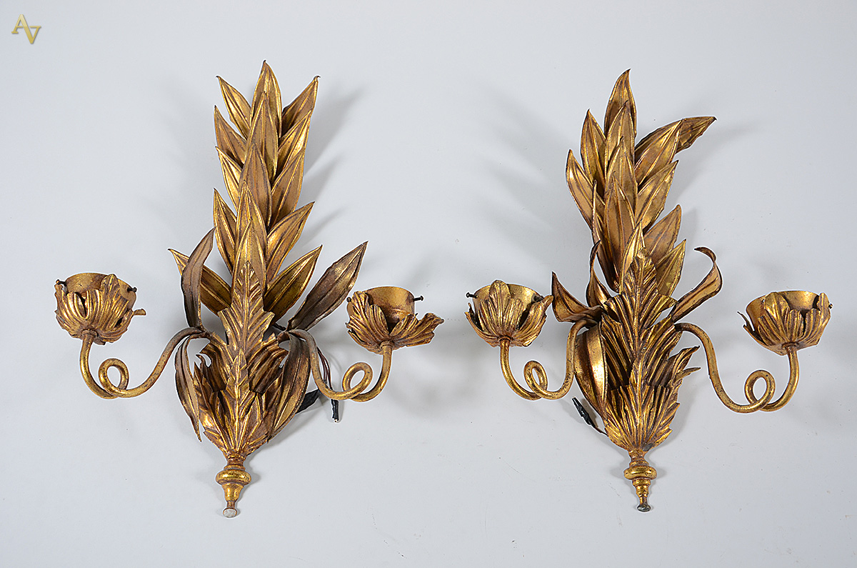 Par de apliques com folhas de metal dourado, para duas luzes cada...