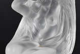 Escultura de cristal de Sèvres representando fi... - Escultura de cristal de Sèvres representando figura feminina, assinada.