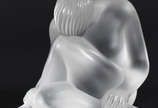 Estatueta de cristal frances LALIQUE representa... - Estatueta de cristal frances LALIQUE representando figura feminina. Assinada.