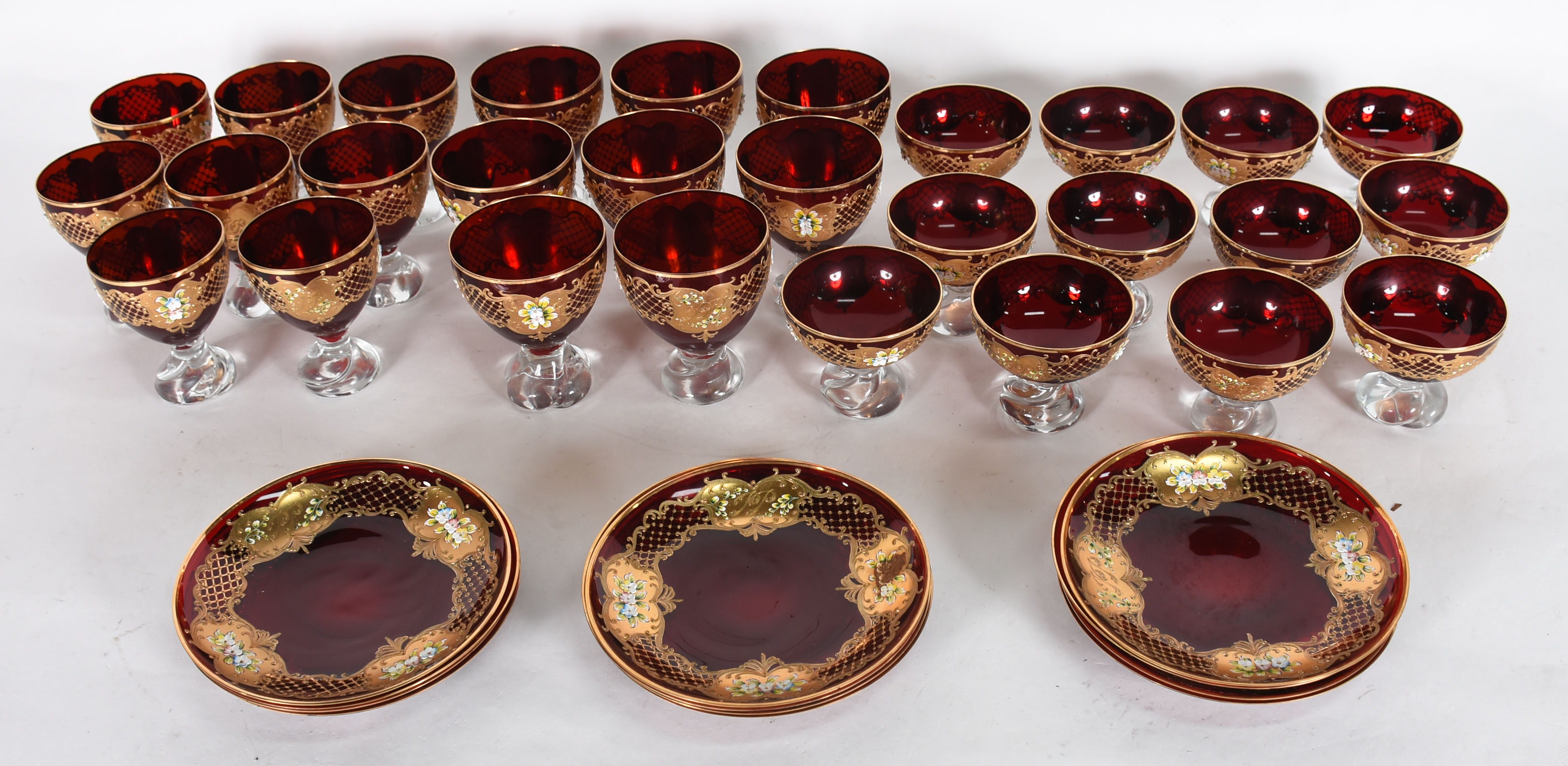 Conjunto de cristal tcheco vermelho com dourado, composto por 12... - foto 2 de 5