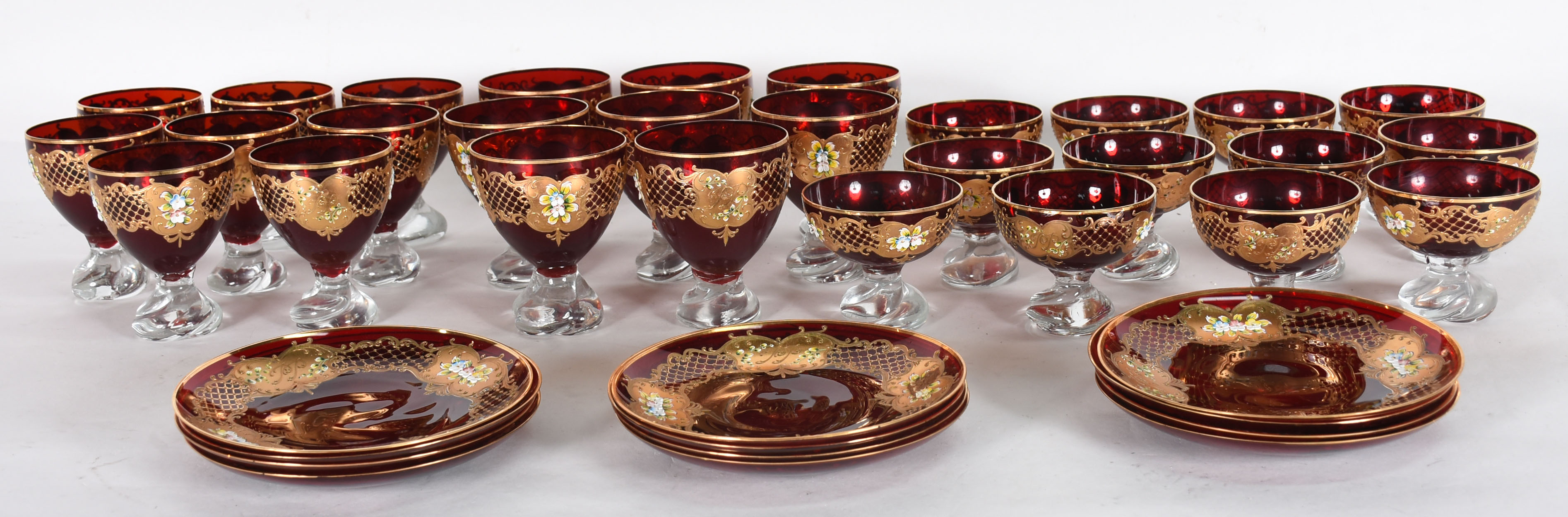 Conjunto de cristal tcheco vermelho com dourado, composto por 12... - foto 1 de 5