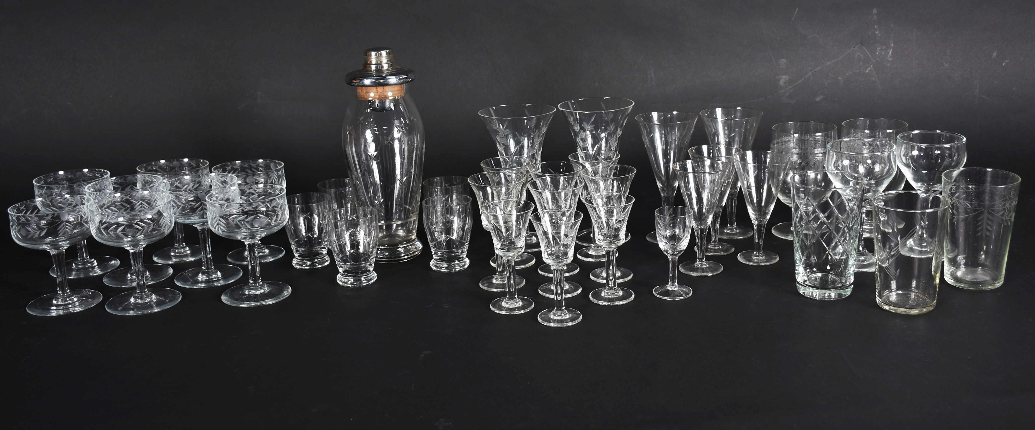 Diversas peças de vidro sendo, 8 taças para champagne, coqueteleira... - foto 1 de 4