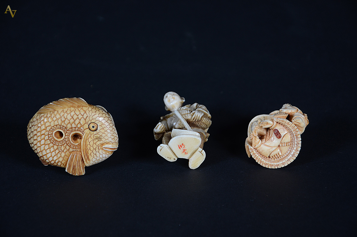 Conjunto com 3 netsukes de marfim. Altura de 2 à 5 cm cada. - foto 3 de 3