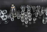 Diversas peças de vidro sendo, 8 taças para cha... - Diversas peças de vidro sendo, 8 taças para champagne, coqueteleira com 5 copinhos e 24 copos diversos. Total 38 peças.