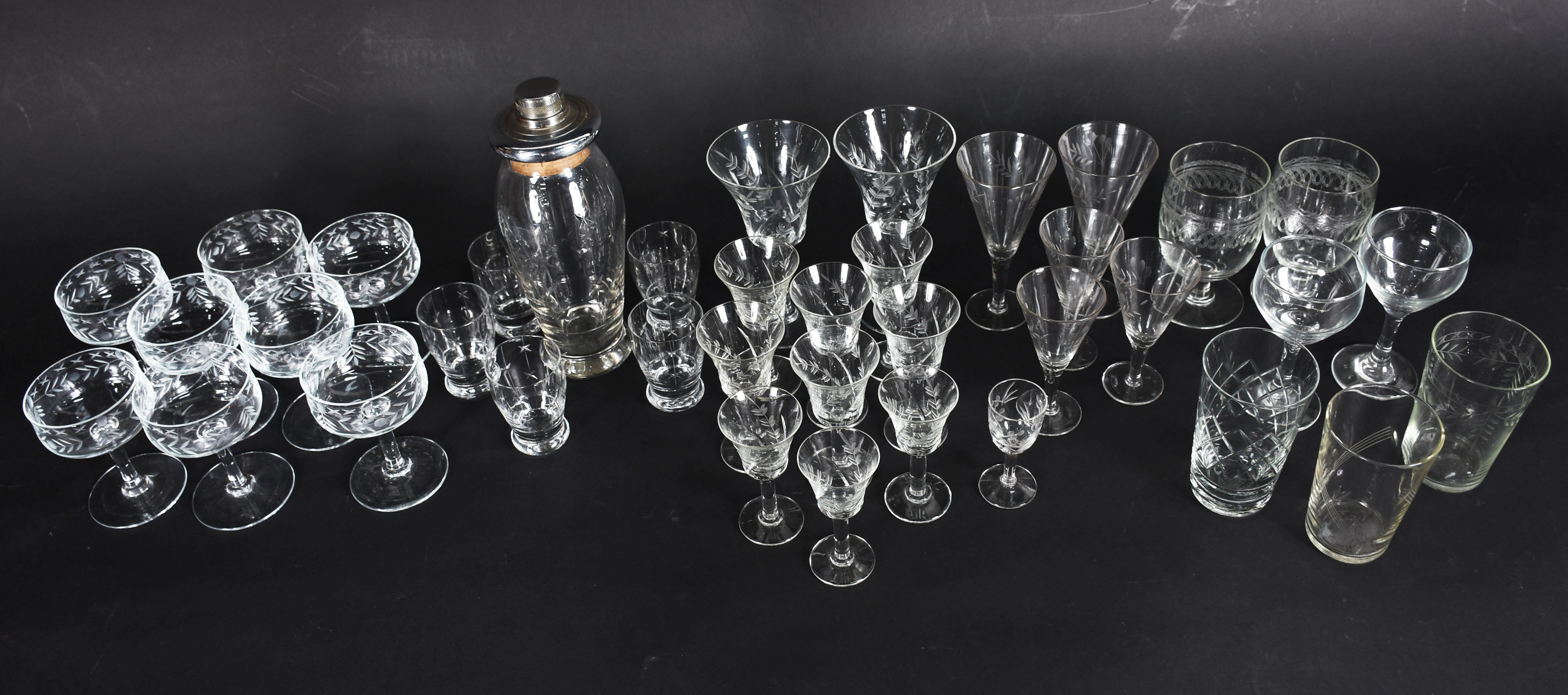 Diversas peças de vidro sendo, 8 taças para champagne, coqueteleira... - foto 2 de 4