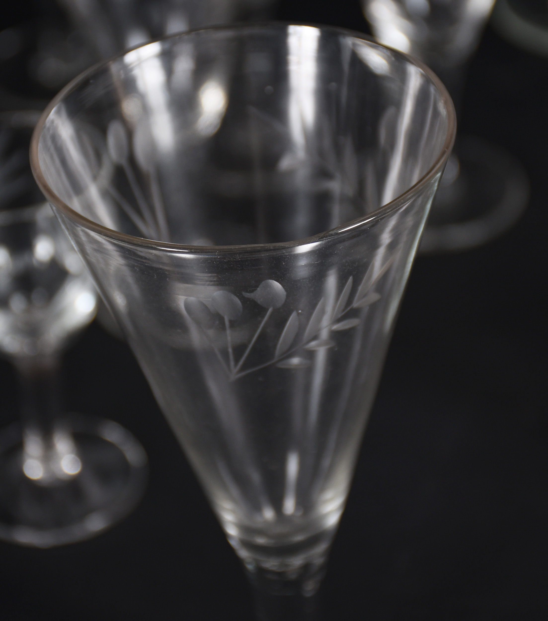 Diversas peças de vidro sendo, 8 taças para champagne, coqueteleira... - foto 3 de 4