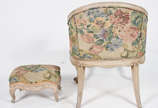 Poltrona com banqueta de madeira nobre estofada. - Poltrona com banqueta de madeira nobre estofada.