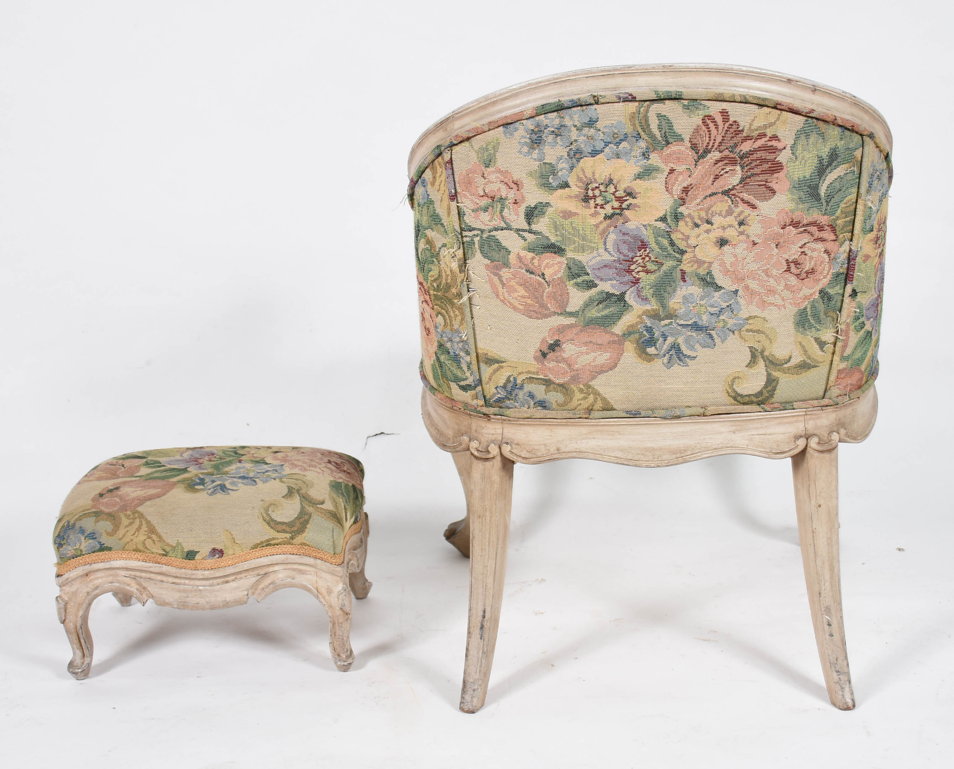 Poltrona com banqueta de madeira nobre estofada. - foto 4 de 4