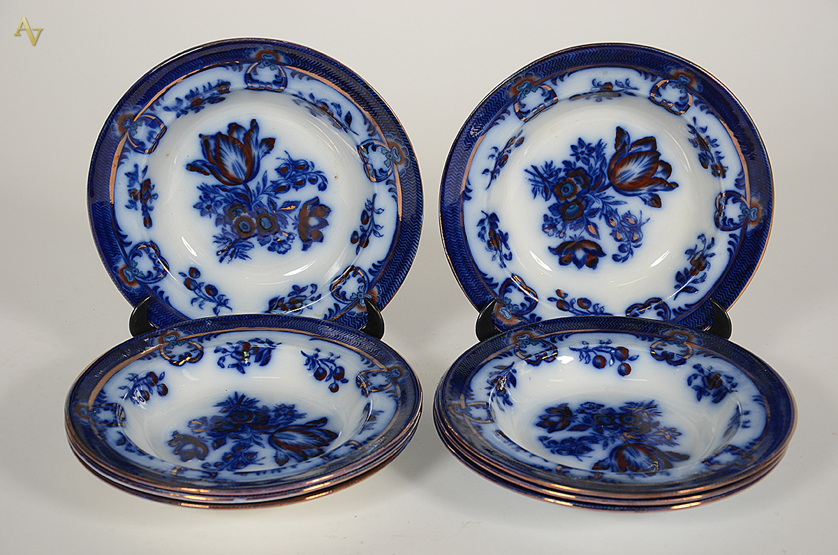 Oito pratos fundos de faiança azul borrão CAPELAND. Diâmetro 22,5 cm.