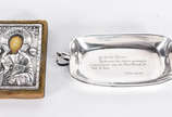 Duas pequenas peças de prata, sendo um ícone e ... - Duas pequenas peças de prata, sendo um ícone e um porta cartão com dedicatória. Peso total: 170 g.
