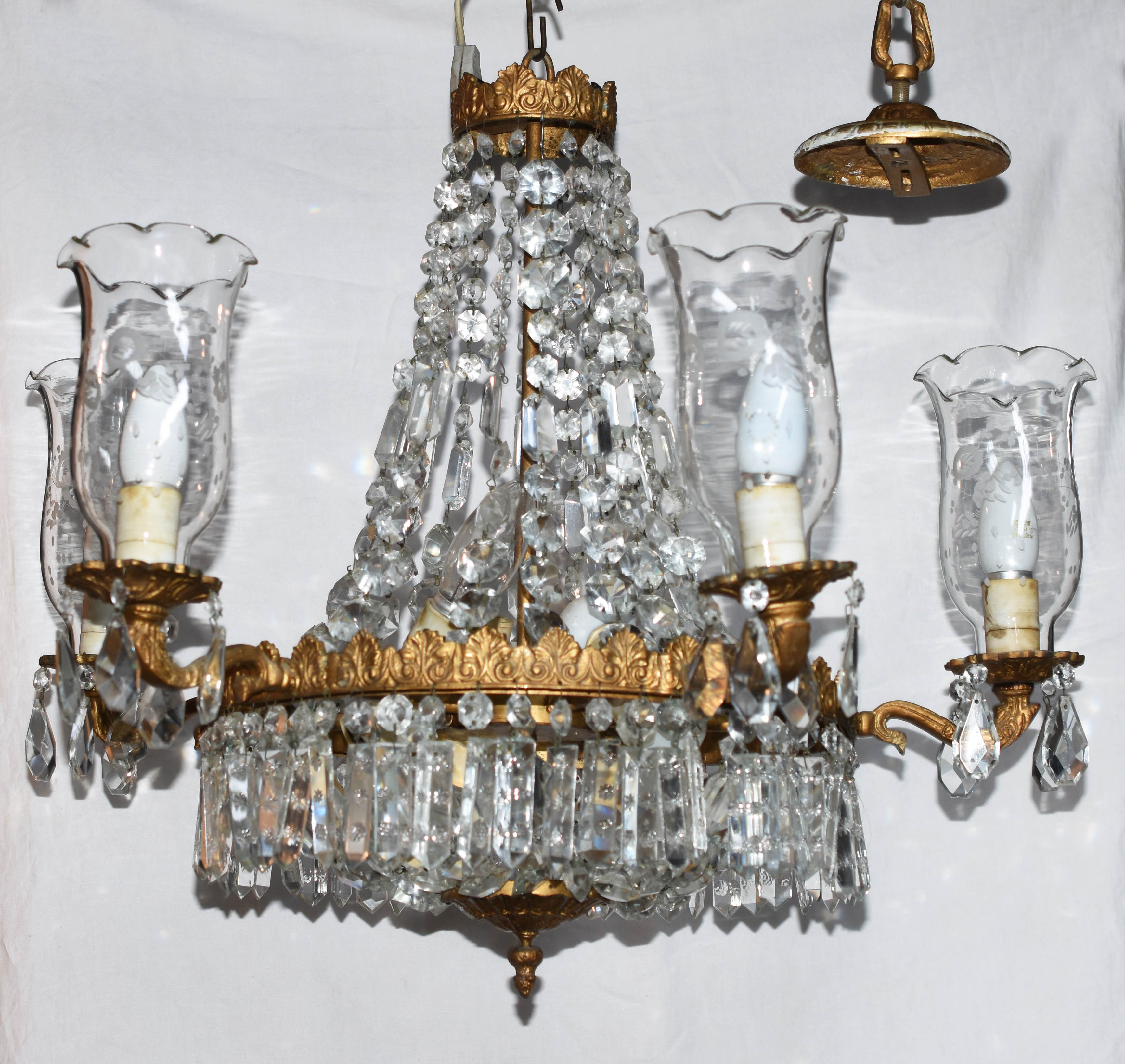 Lustre para 6 luzes com estrutura de metal dourado e contas de... - foto 1 de 2