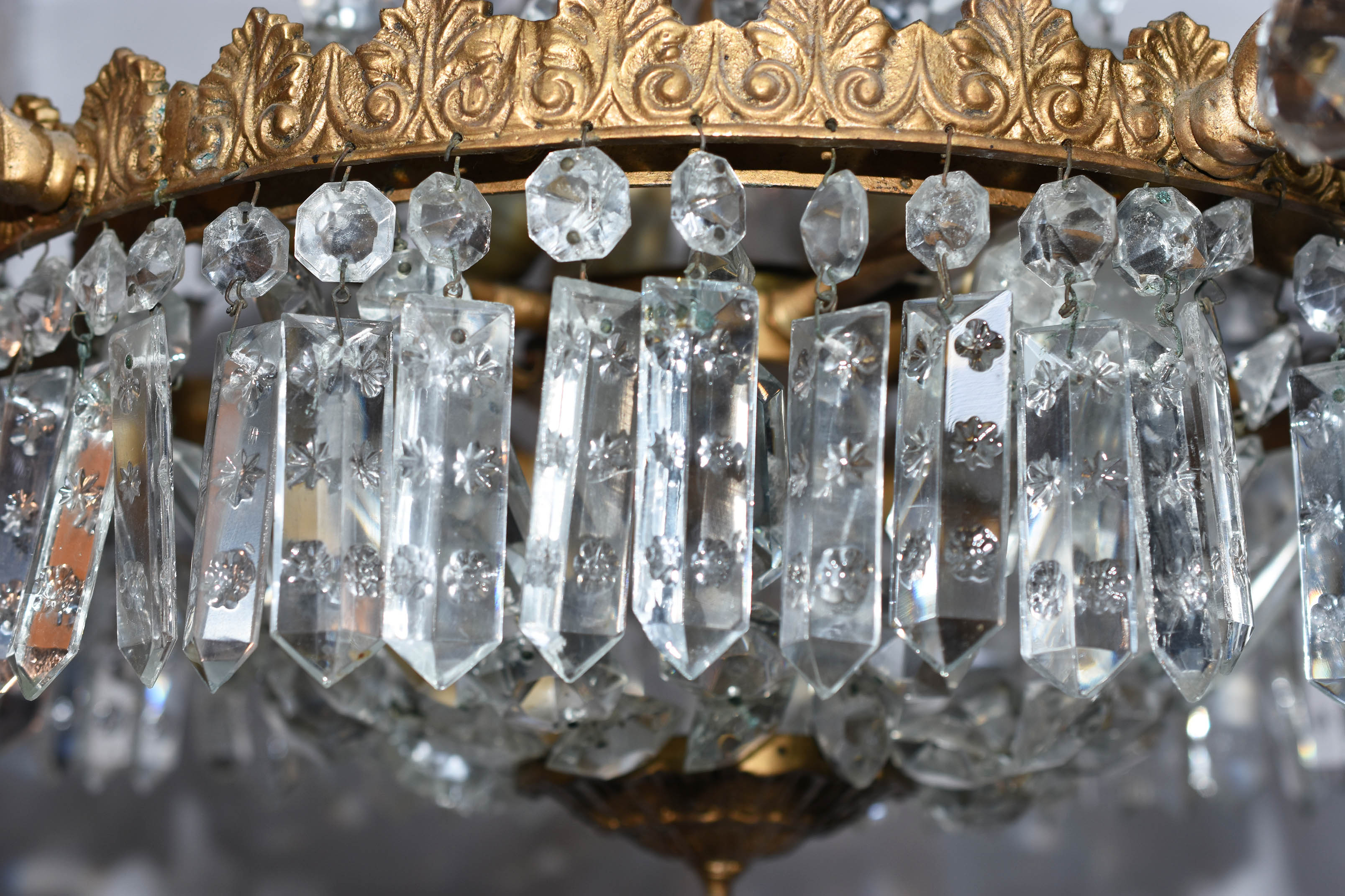 Lustre para 6 luzes com estrutura de metal dourado e contas de... - foto 2 de 2