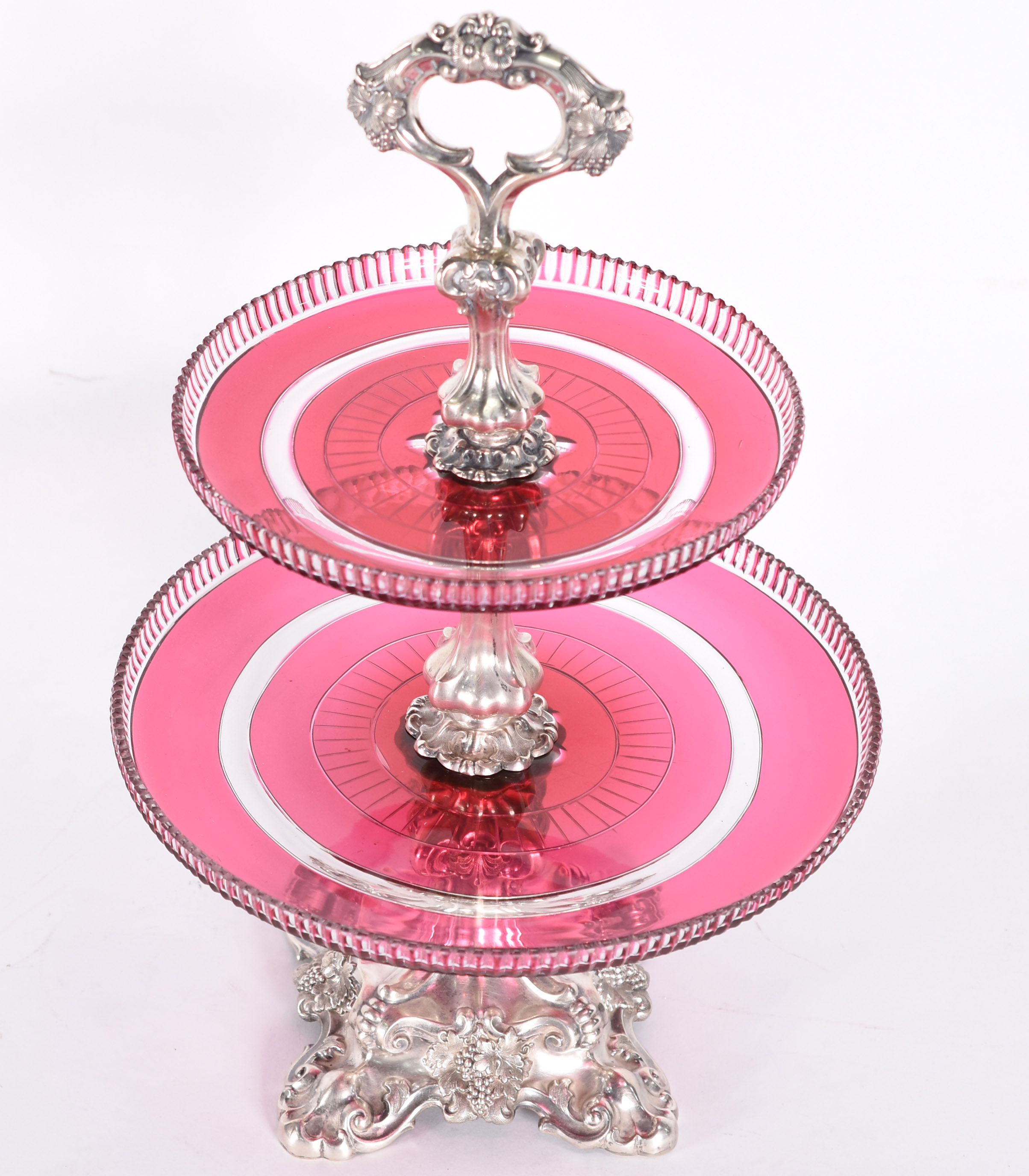 Elegante fruteira de prata contrastada com 2 pratos de cristal rosa... - foto 1 de 6