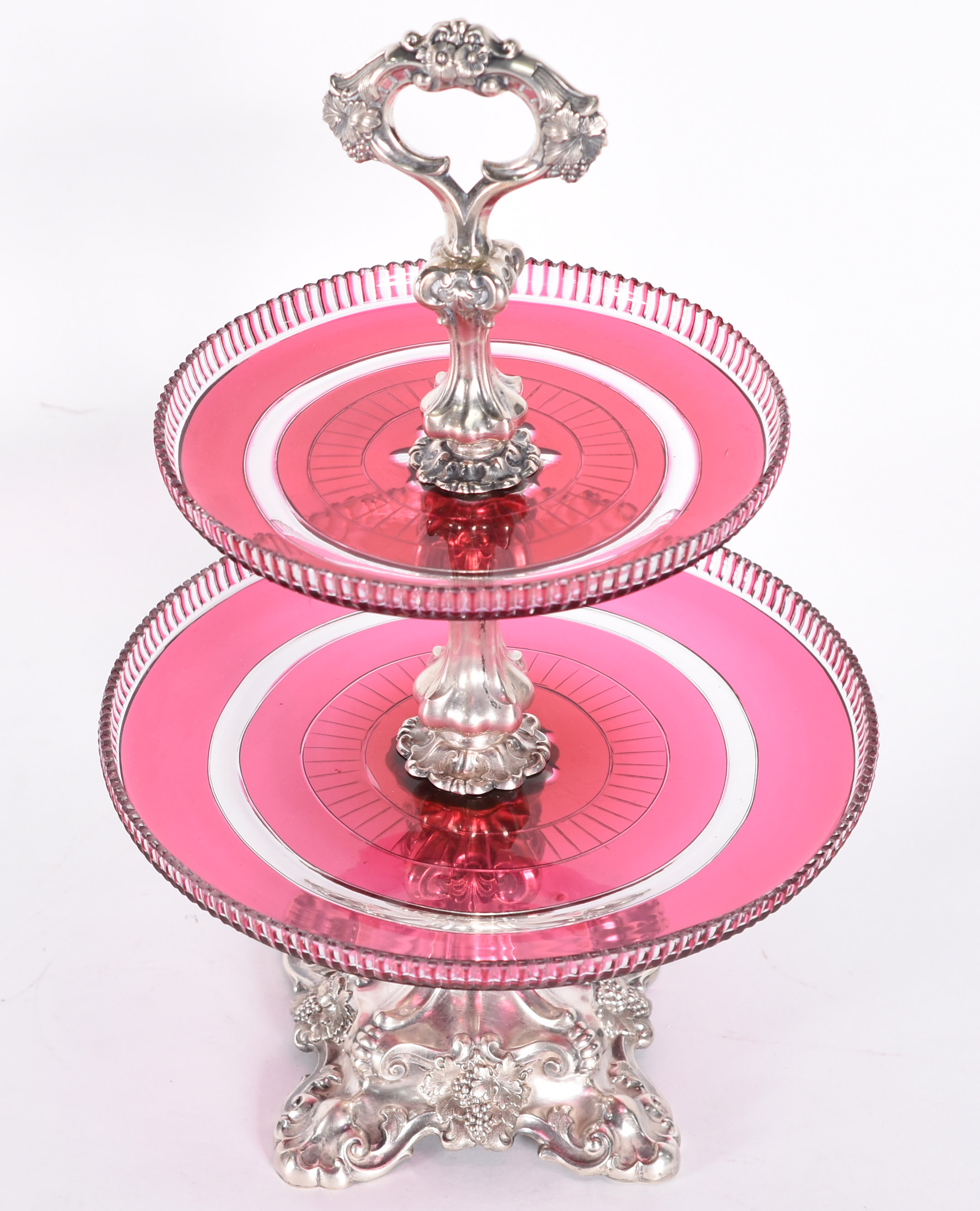 Elegante fruteira de prata contrastada com 2 pratos de cristal rosa... - foto 2 de 6