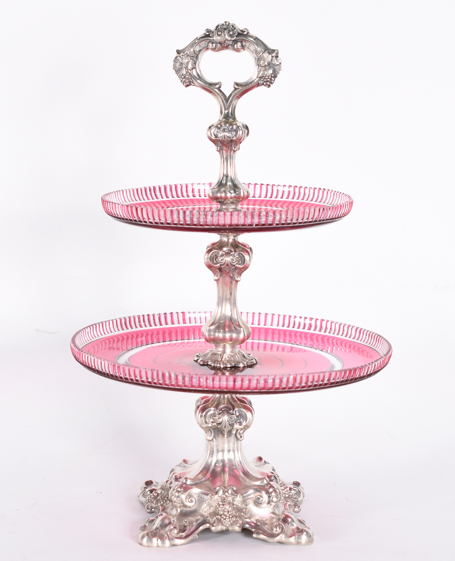Elegante fruteira de prata contrastada com 2 pratos de cristal rosa... - foto 3 de 6
