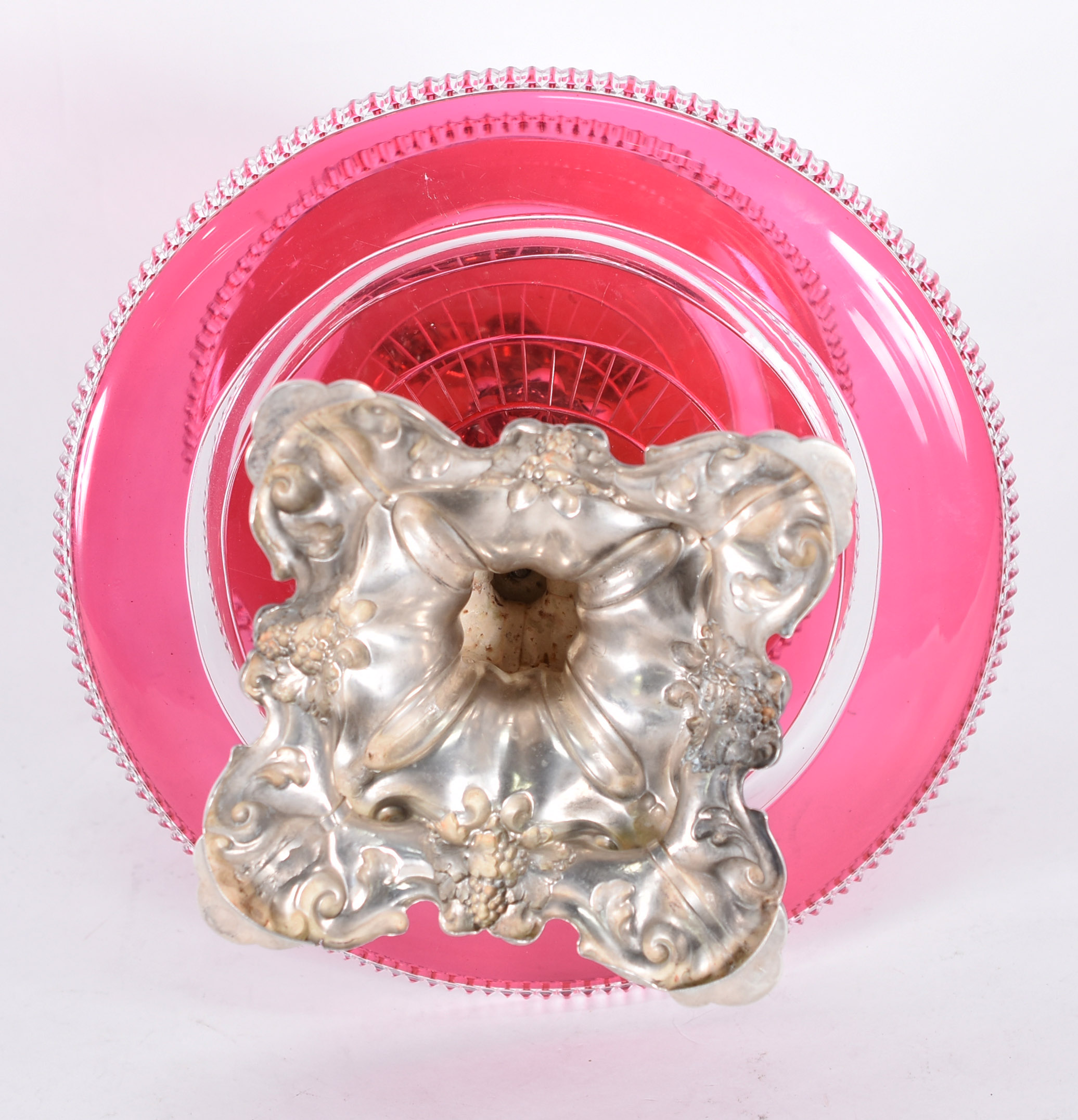 Elegante fruteira de prata contrastada com 2 pratos de cristal rosa... - foto 5 de 6