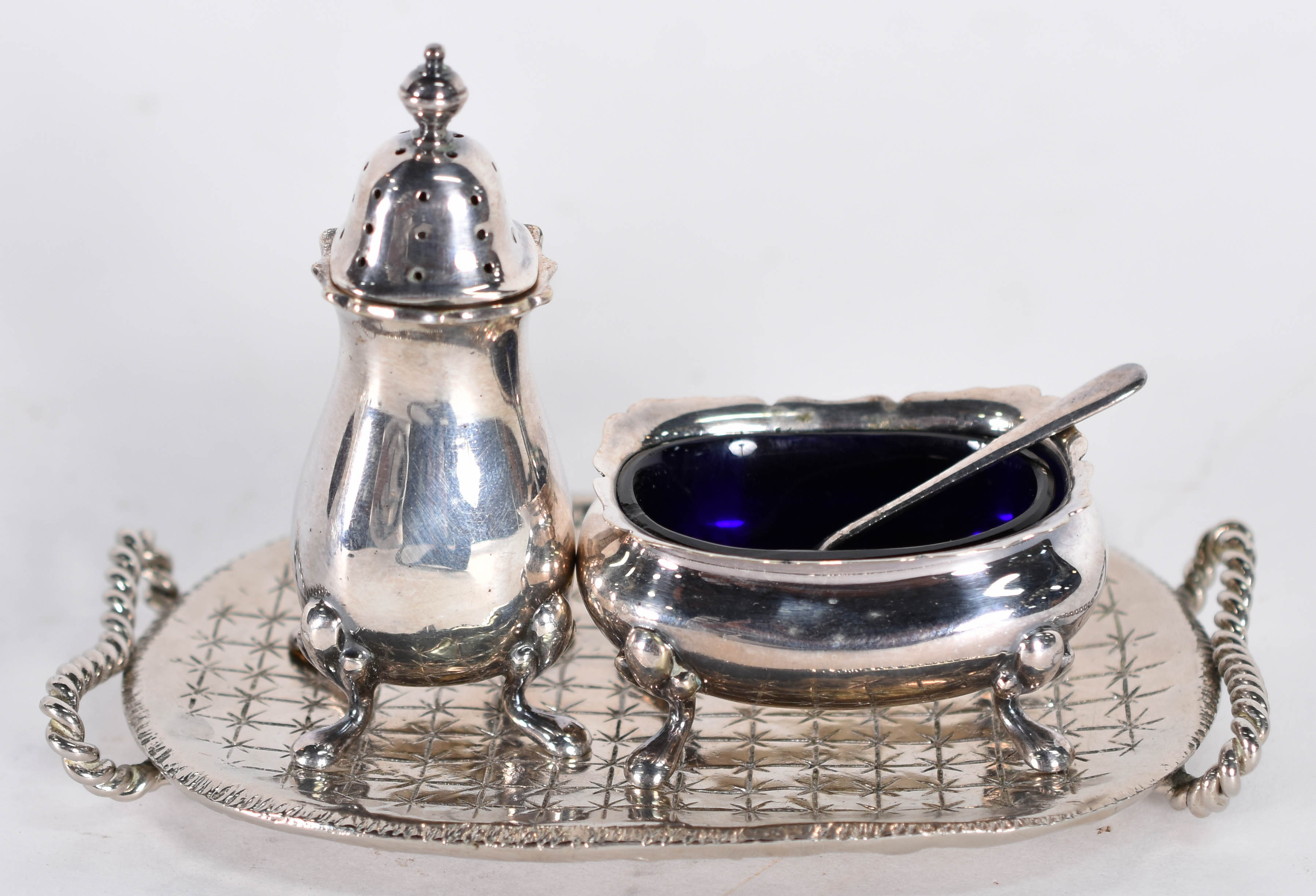 Conjunto com saleiro e pimenteira de metal ingles, interior de vidro... - foto 1 de 5