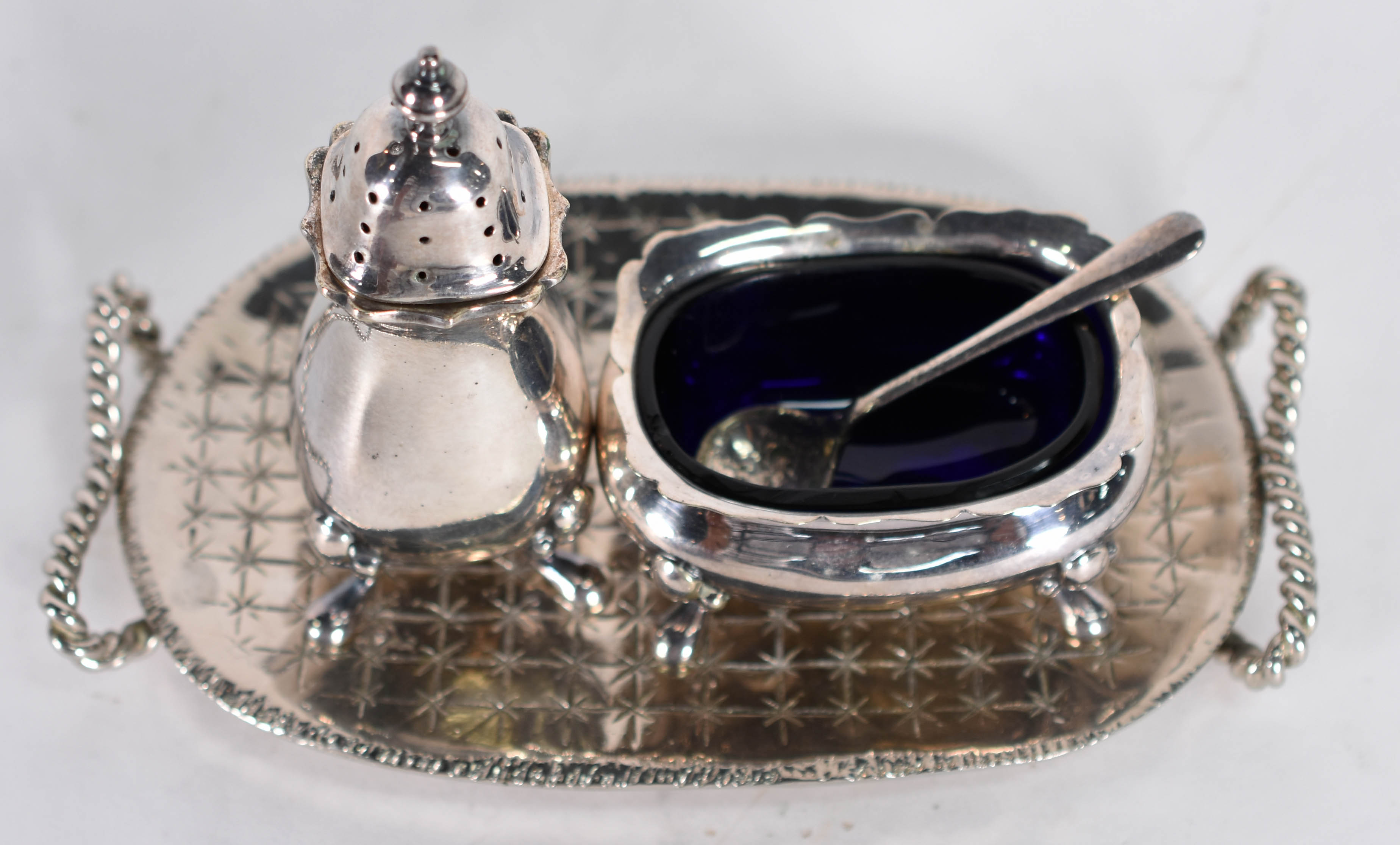 Conjunto com saleiro e pimenteira de metal ingles, interior de vidro... - foto 2 de 5