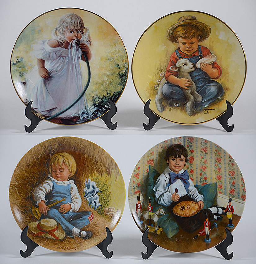 Conjunto com 4 pratos de porcelana americana decorados com figuras de... - foto 1 de 3