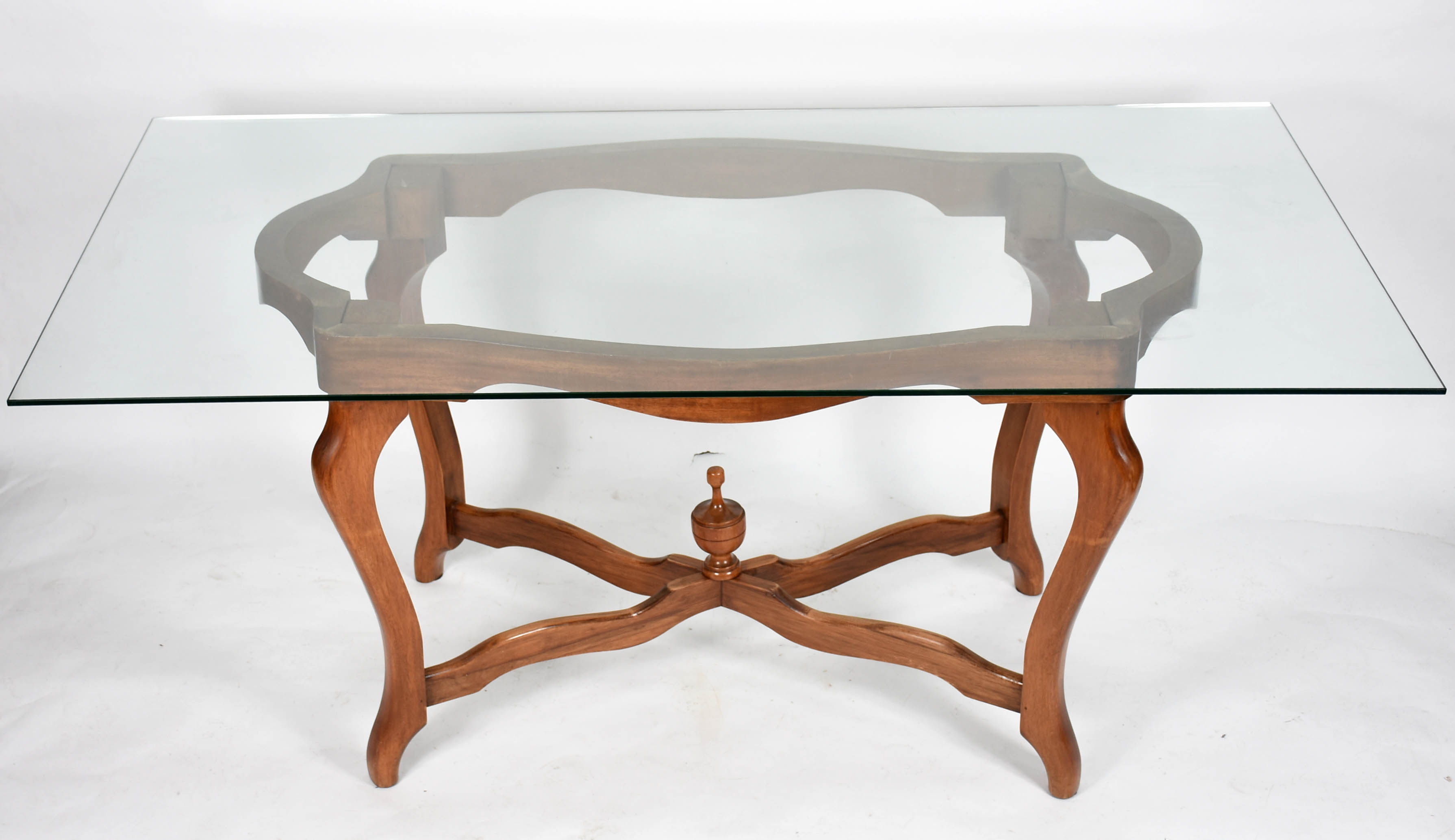 Mesa de apresentação de madeira nobre, tampo de vidro adaptado. - foto 1 de 3