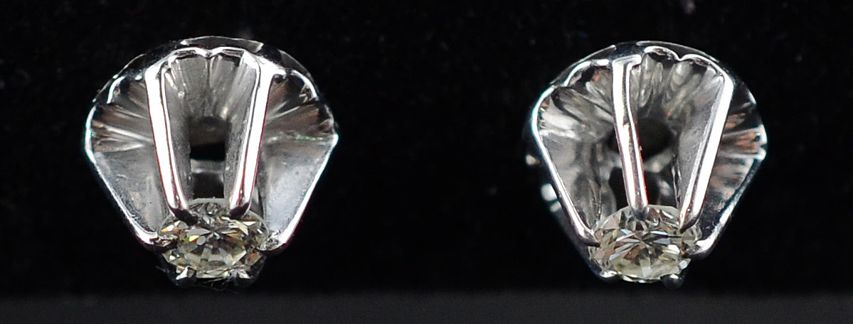 Par de brincos solitário com 0,30 ct de brilhantes - 2,5 g.