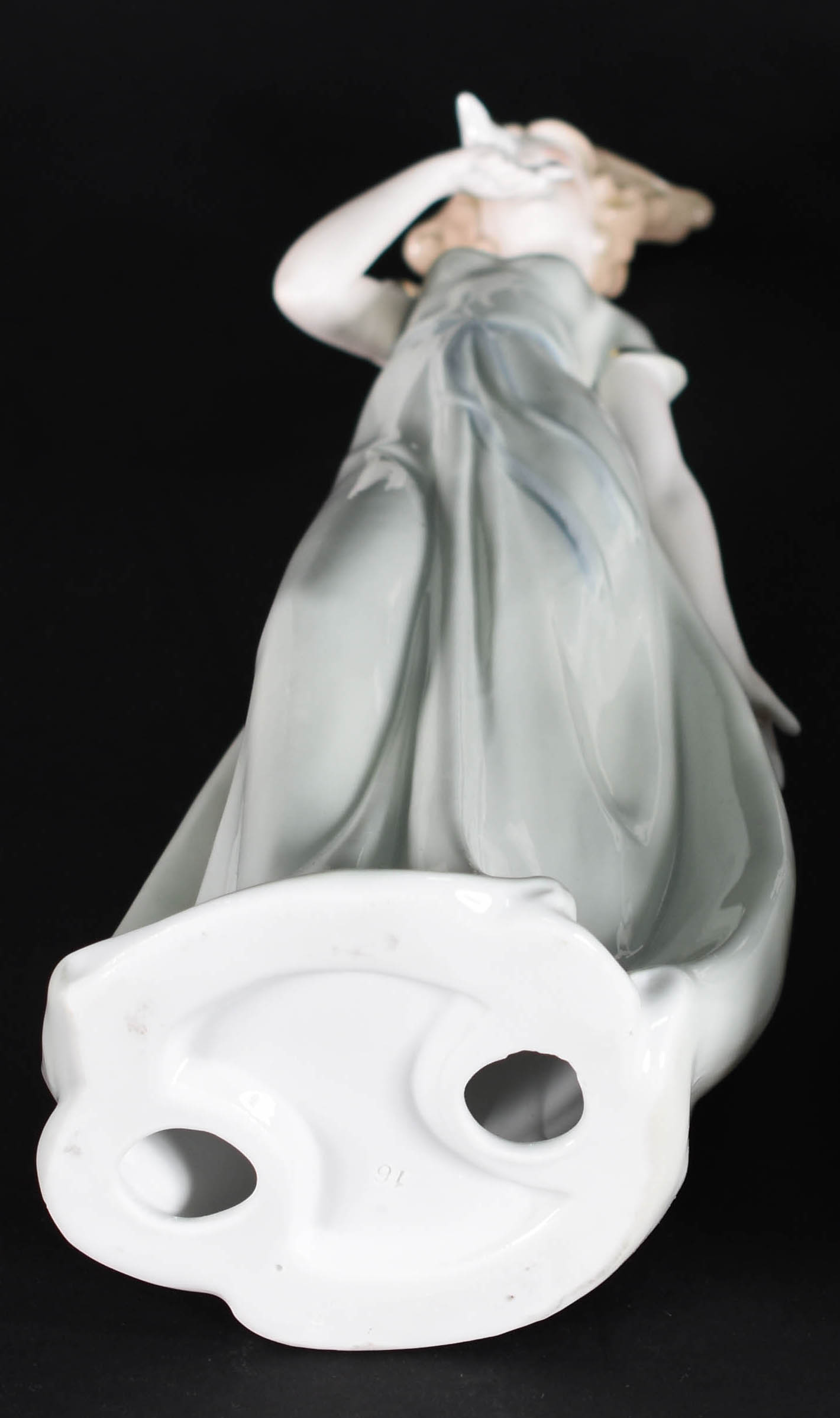 Escultura de porcelana representando dama com pássaro. - foto 4 de 4