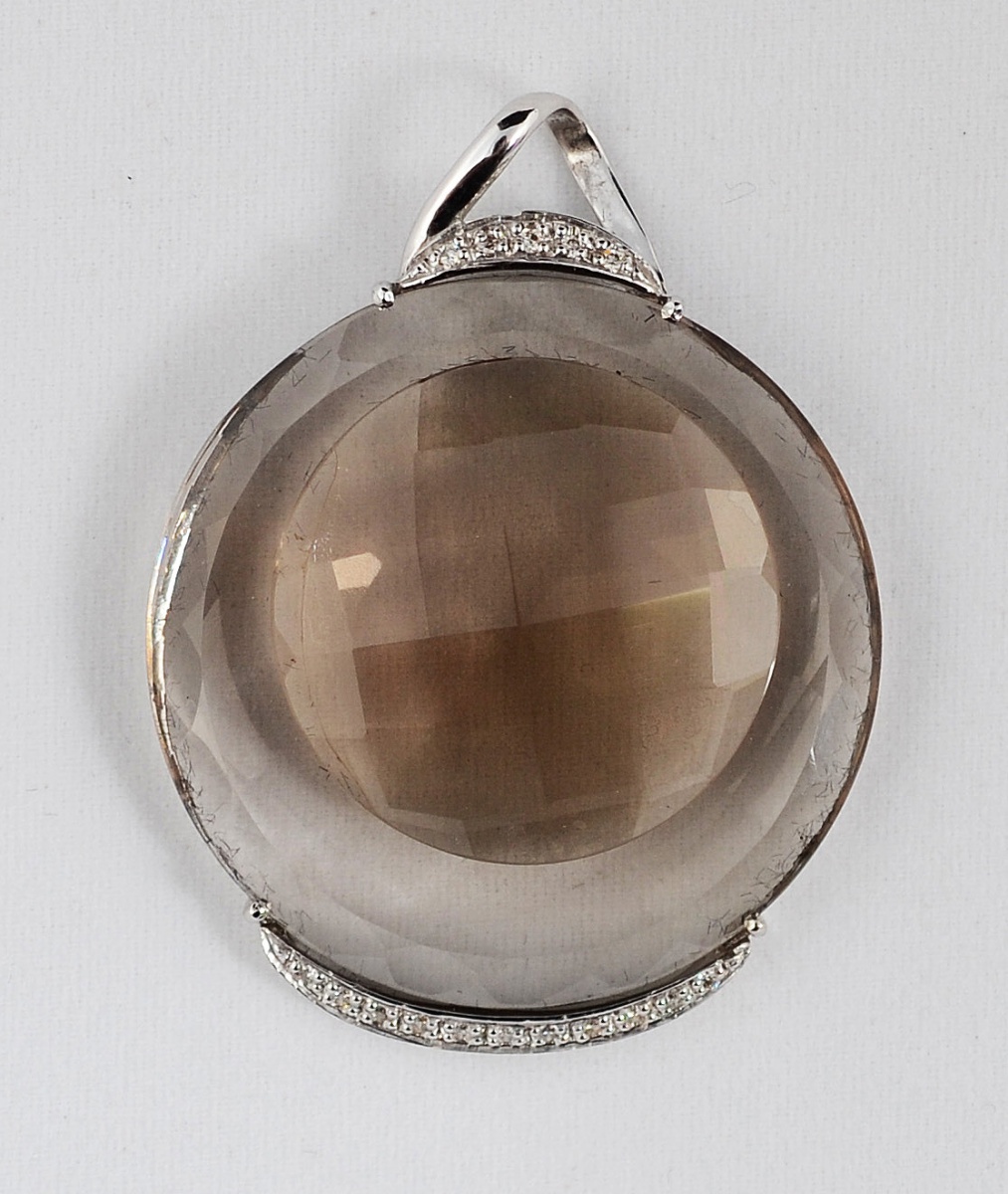 Pendente (35 mm de diâmetro) de cristal fume, aro de ouro branco 18 k...