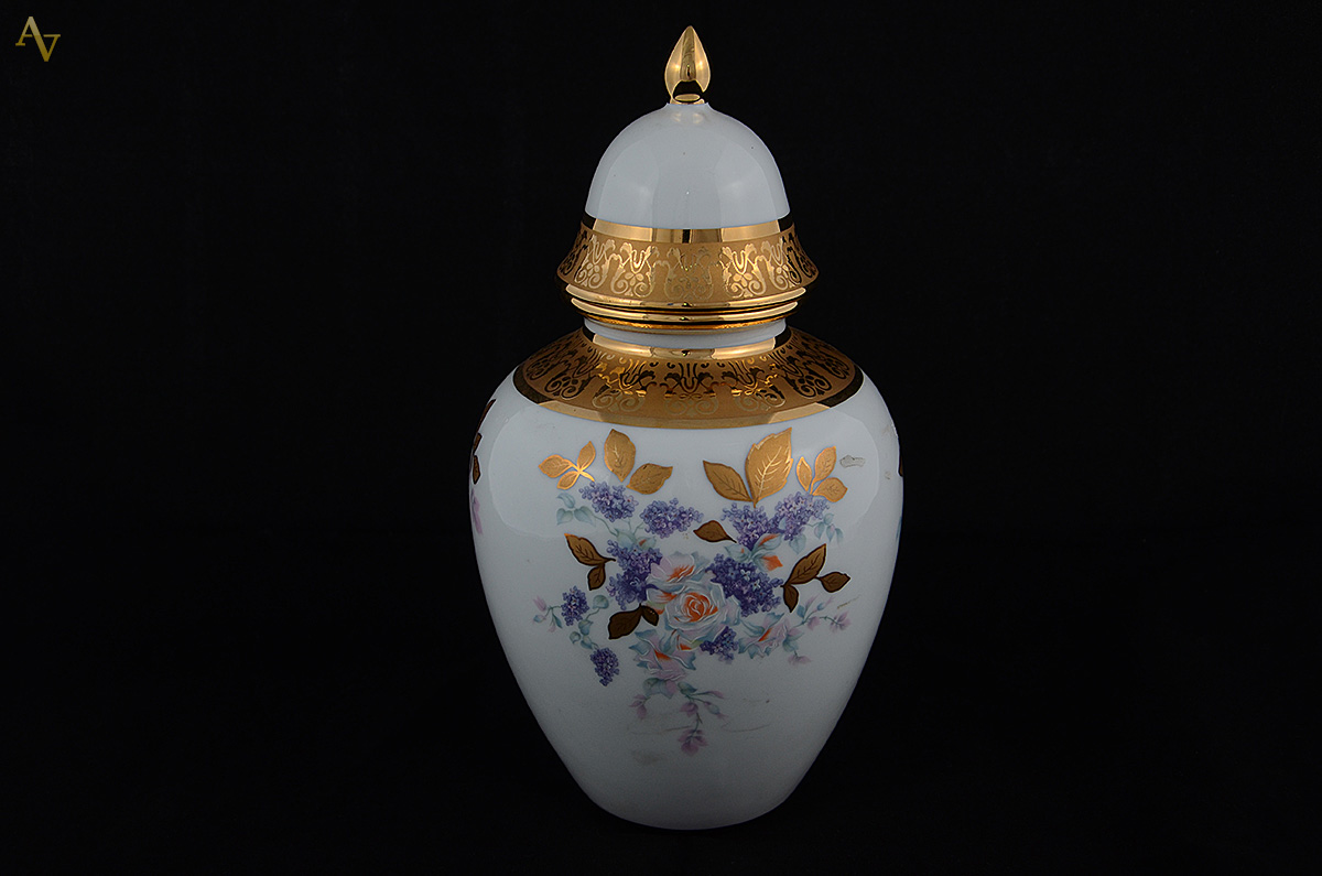 Potiche de porcelana branca, decoração floral em policromia com...