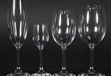 Conjunto de cristal composto de: 6 flutes, 4 cá... - Conjunto de cristal composto de: 6 flutes, 4 cálices para água, 5 para vinho tinto, 6 para vinho branco e 6 para licor. Total 27 peças.