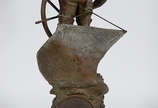 Escultura em petit bronze com relógio &#34;Stee... - Escultura em petit bronze com relógio &#34;Steering for home&#34; - Altura total 71 cm.