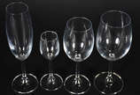 Conjunto de cristal composto de: 6 flutes, 4 cá... - Conjunto de cristal composto de: 6 flutes, 4 cálices para água, 5 para vinho tinto, 6 para vinho branco e 6 para licor. Total 27 peças.