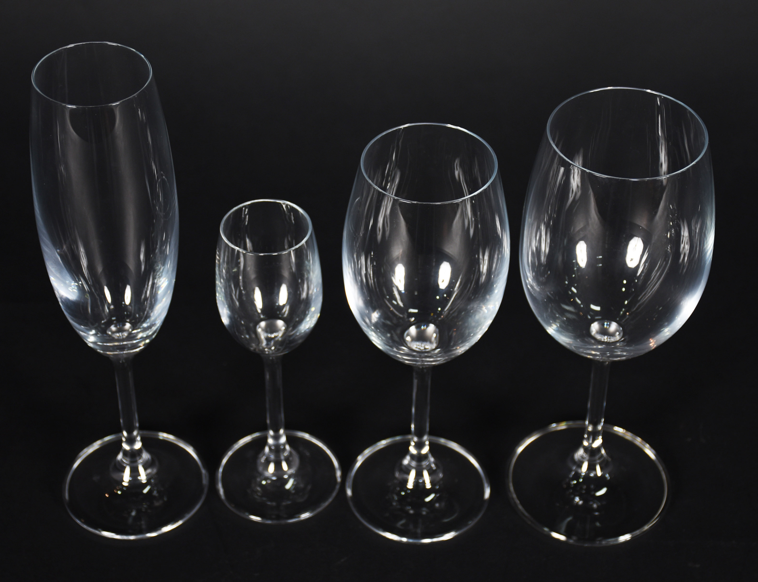 Conjunto de cristal composto de: 6 flutes, 4 cálices para água, 5... - foto 2 de 2