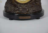 Escultura em petit bronze com relógio &#34;Stee... - Escultura em petit bronze com relógio &#34;Steering for home&#34; - Altura total 71 cm.