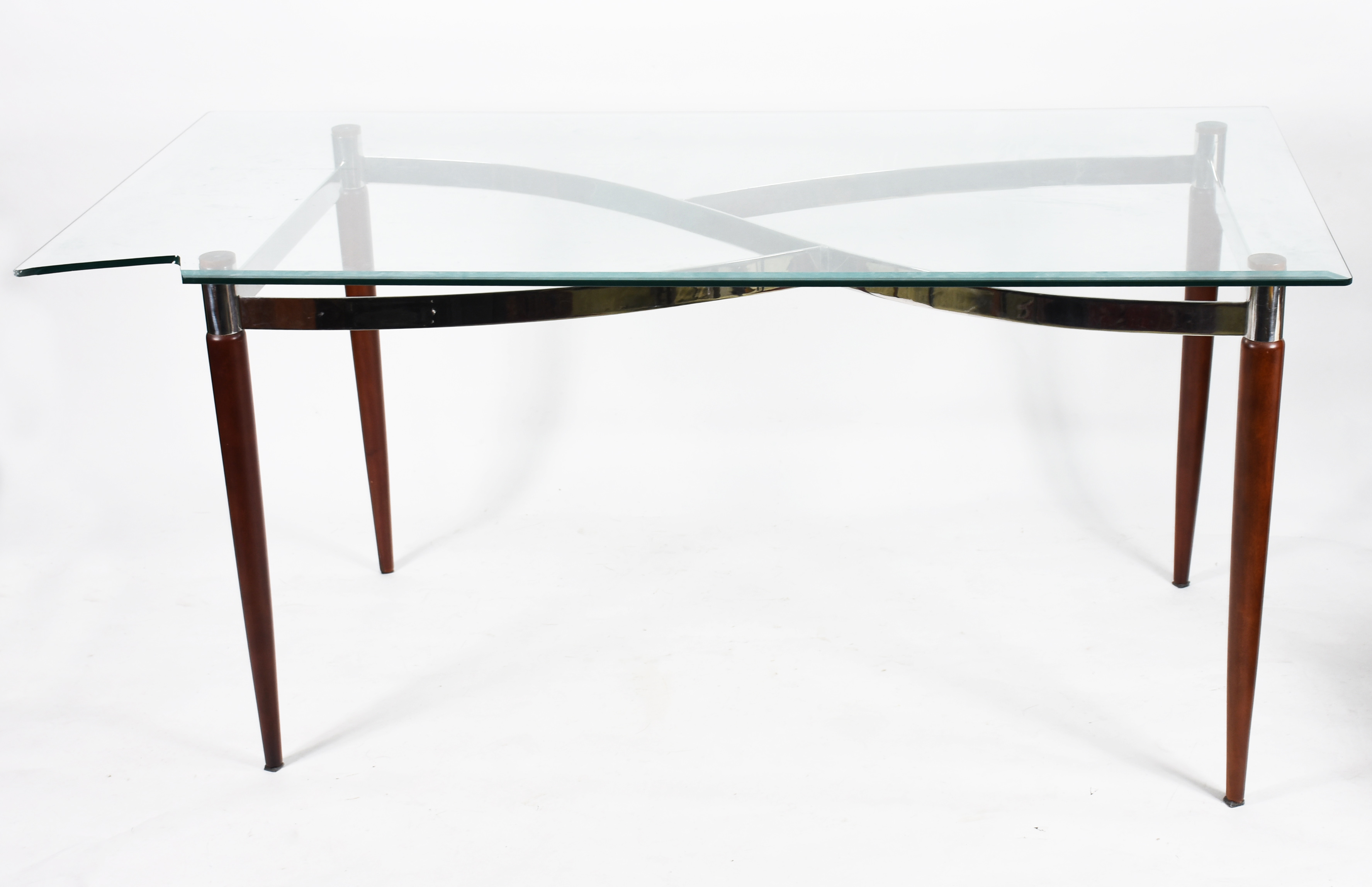 Mesa de jantar com tampo de cristal bisotado e pés de madeira e... - foto 2 de 6