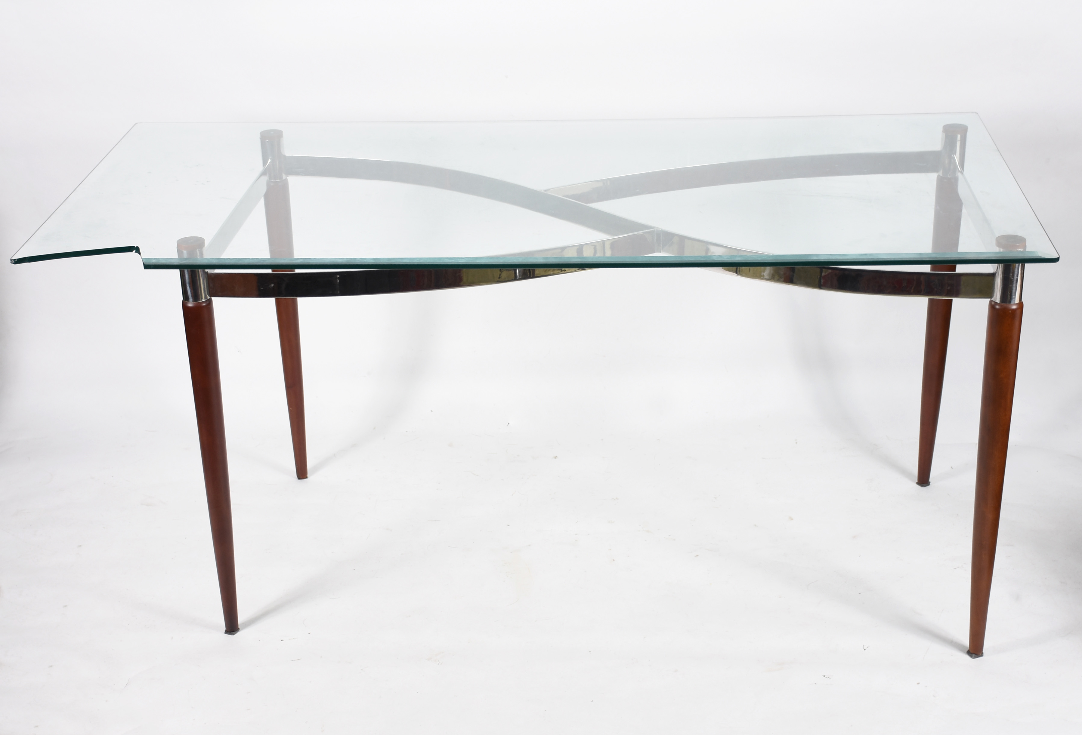 Mesa de jantar com tampo de cristal bisotado e pés de madeira e... - foto 3 de 6