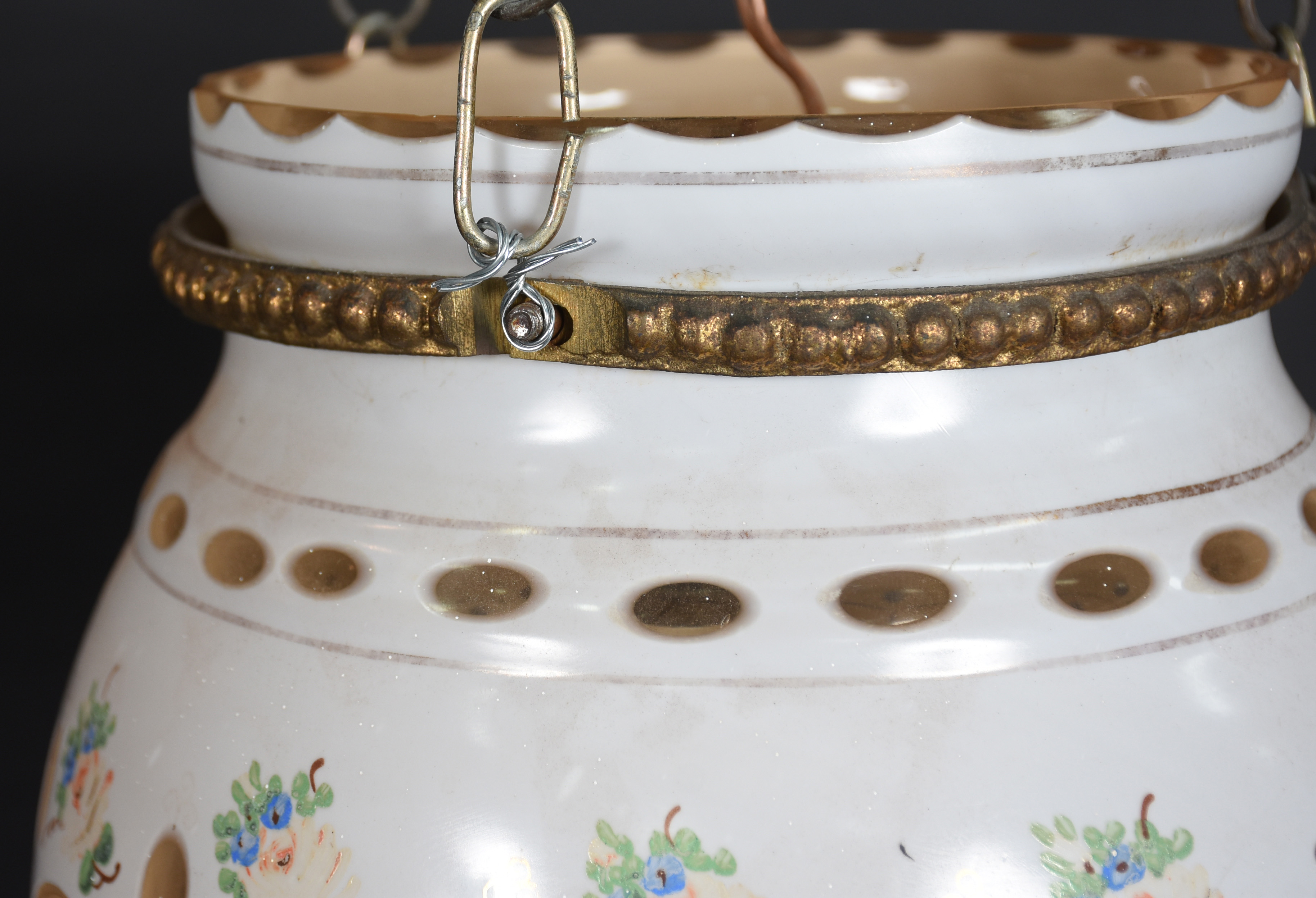 Duas peças, sendo: Lanterna de overlay branco e salmão com flores em... - foto 3 de 4