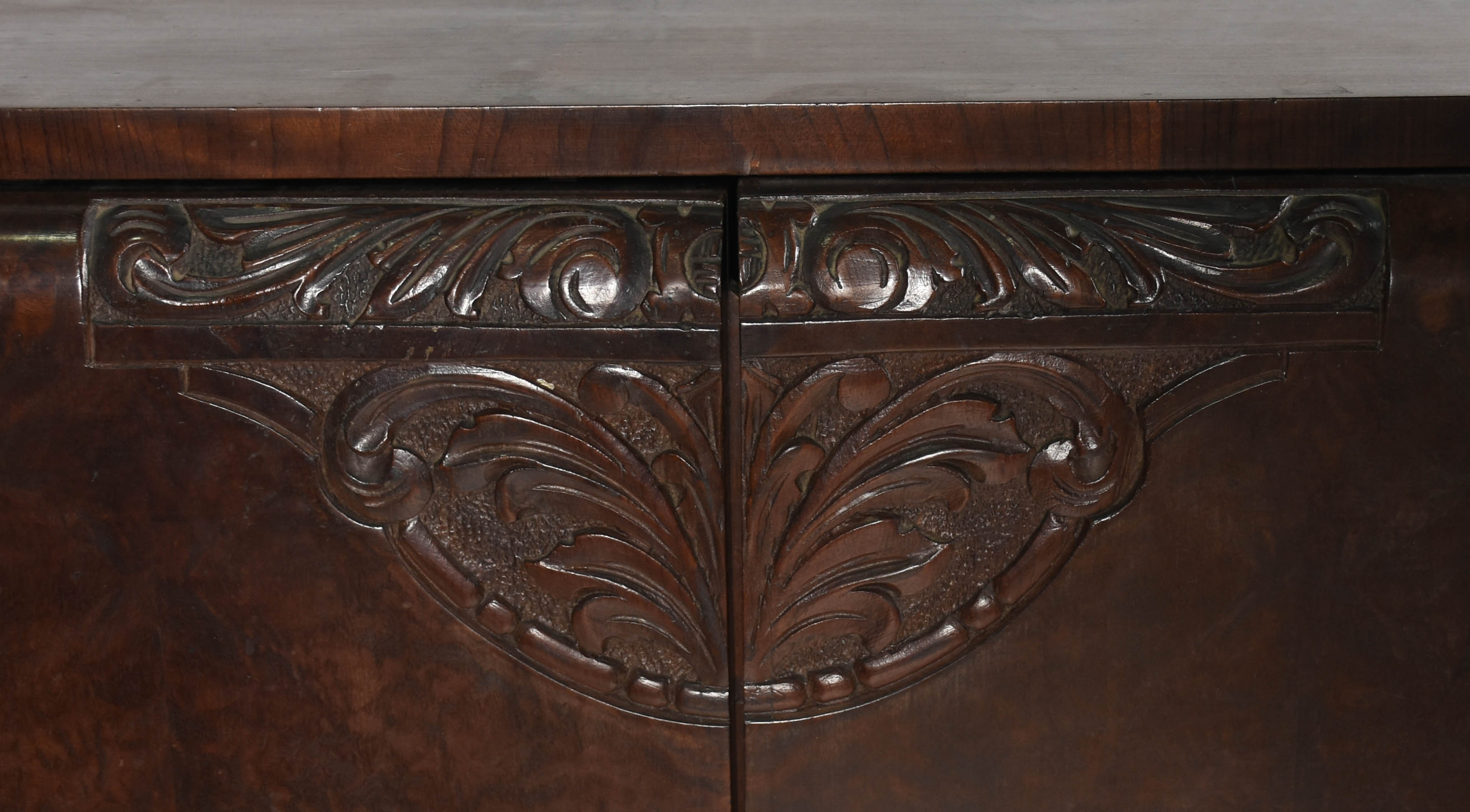 Móvel Art Deco de madeira nobre, duas portas com detalhes entalhados... - foto 3 de 6