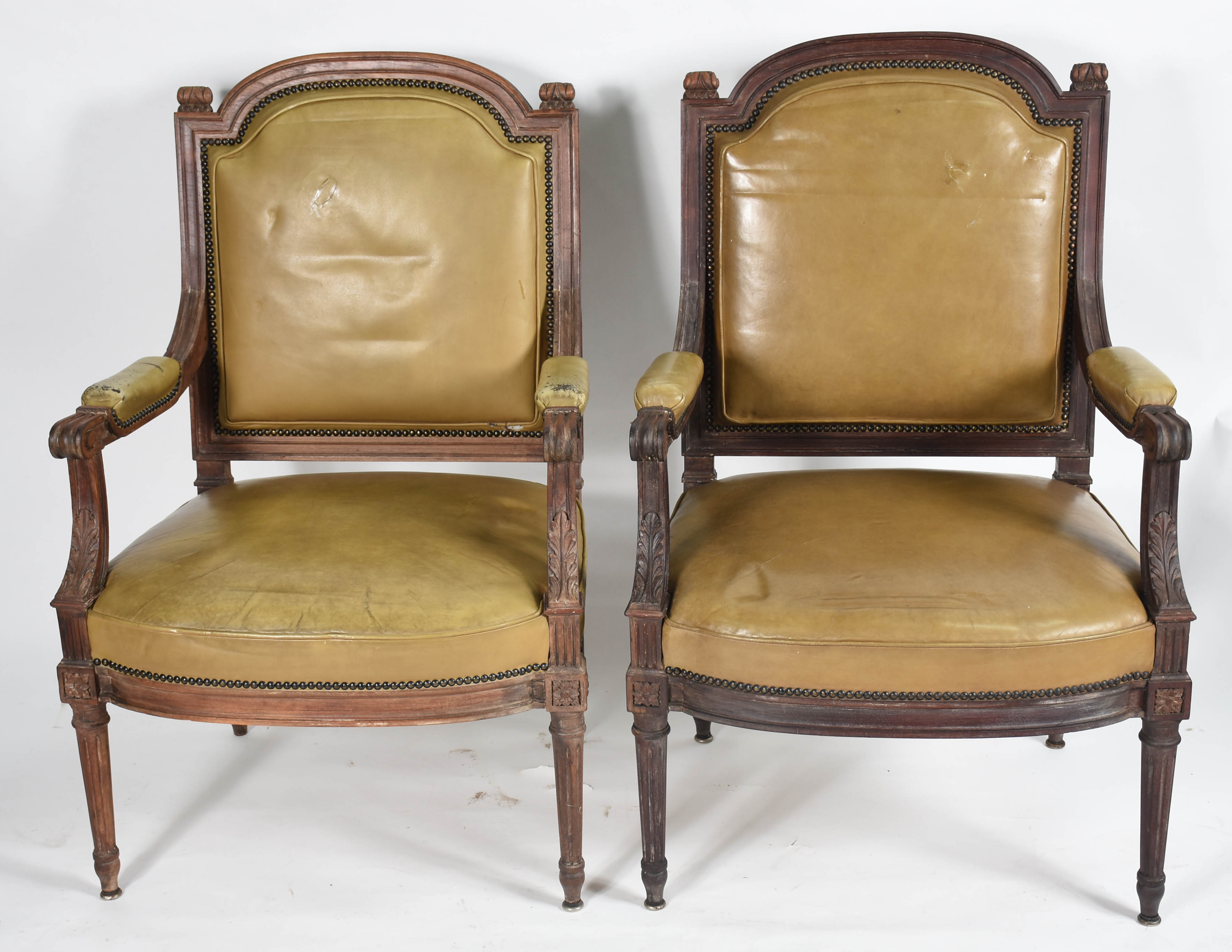 Par de poltronas estilo inglês, de madeira nobre com forração de... - foto 1 de 5
