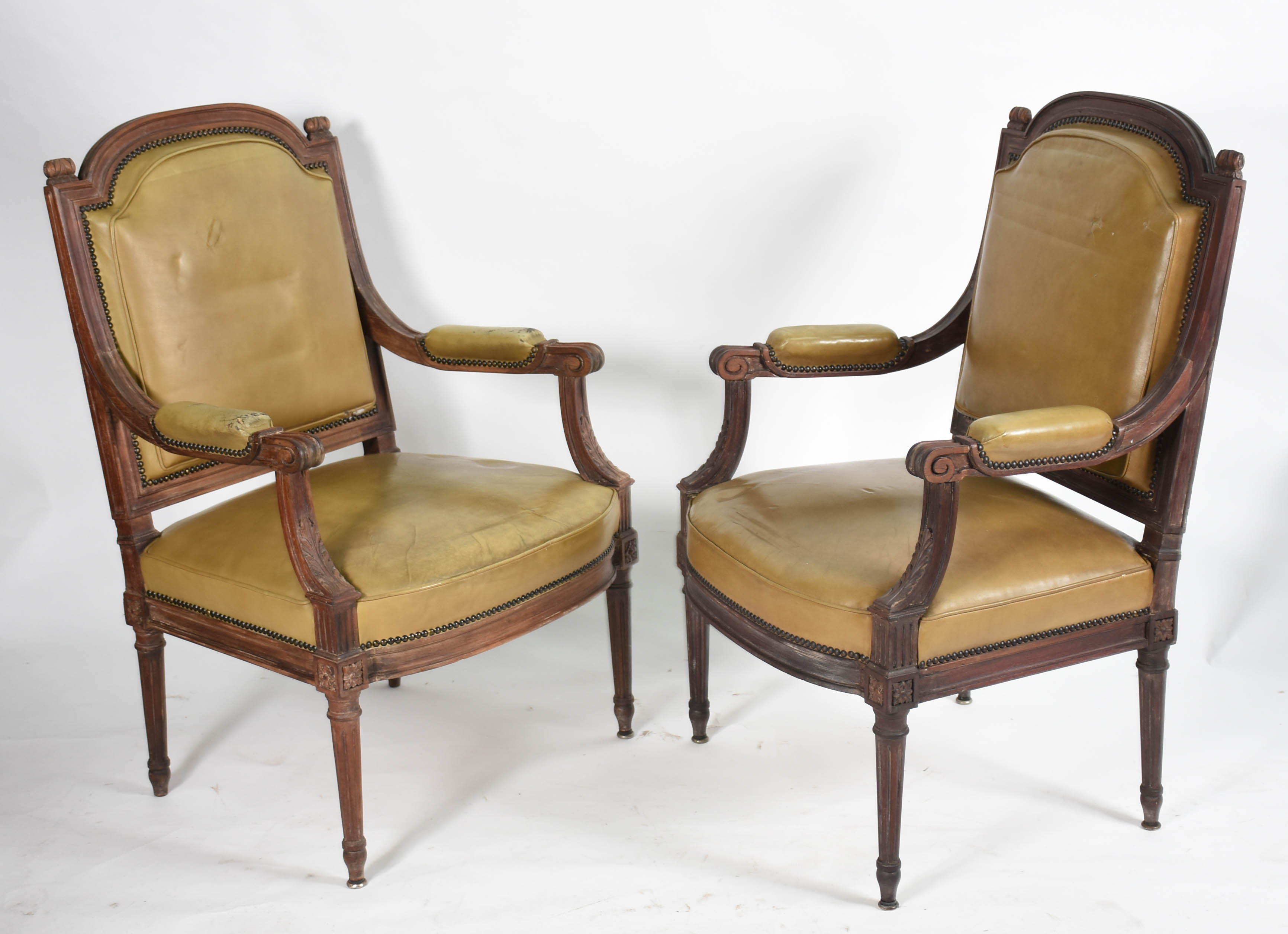 Par de poltronas estilo inglês, de madeira nobre com forração de... - foto 2 de 5