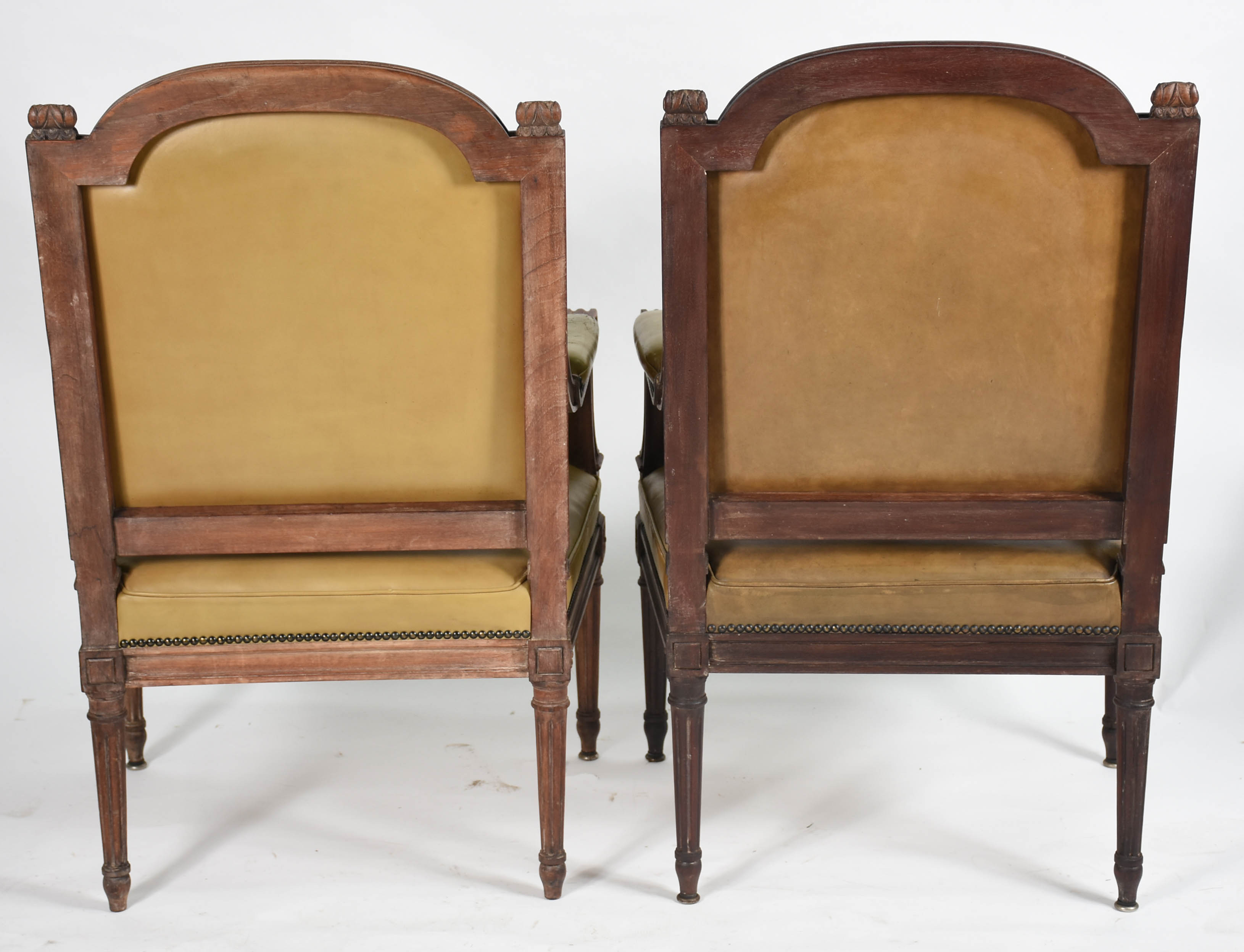 Par de poltronas estilo inglês, de madeira nobre com forração de... - foto 3 de 5