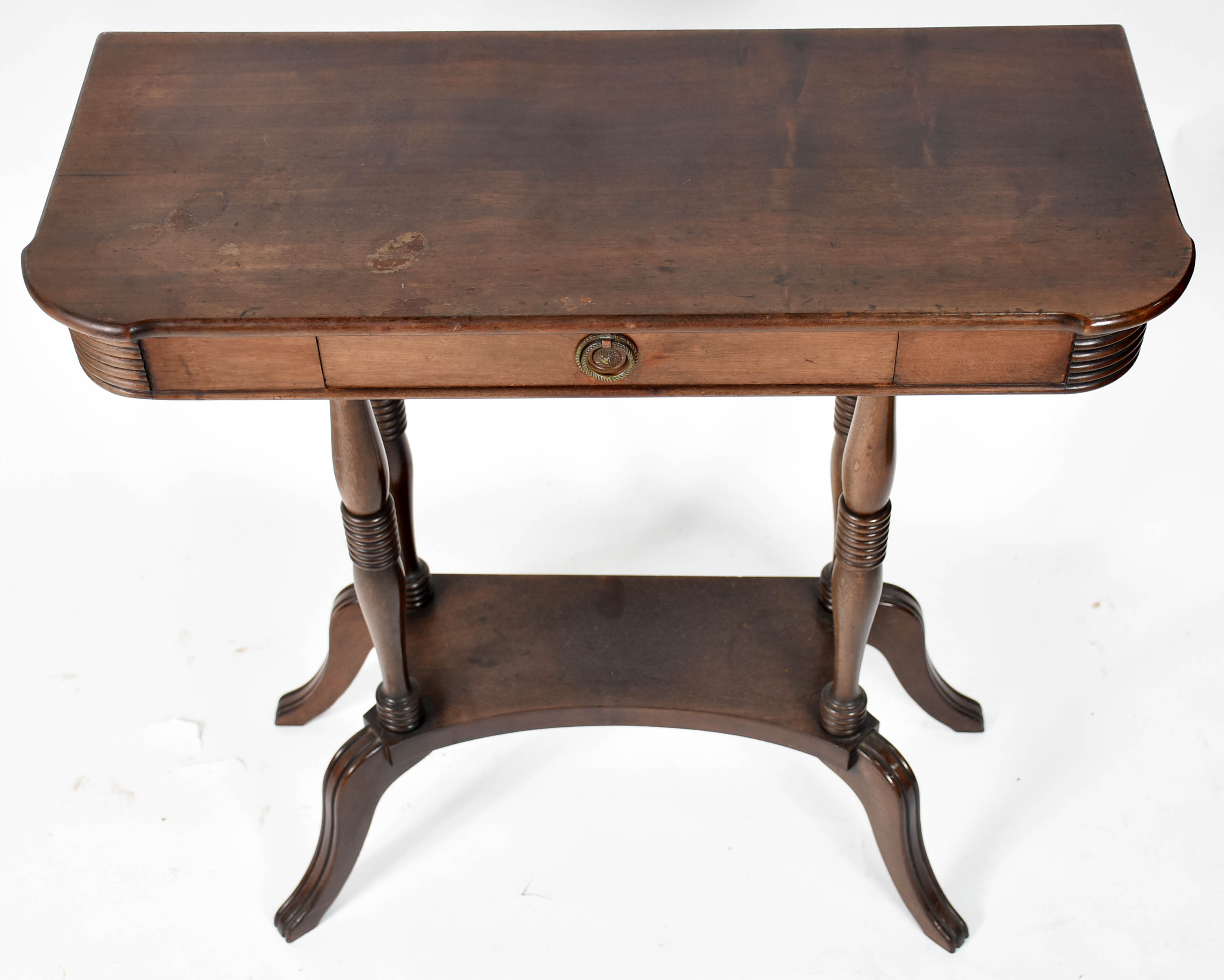 Console de madeira nobre, uma gaveta, tampo apoiado em 4 colunetas... - foto 2 de 5