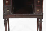 Mesa auxiliar de madeira nobre com 4 pernas cil... - Mesa auxiliar de madeira nobre com 4 pernas cilíndricas, quatro pequenas gavetas e nicho central vazado.