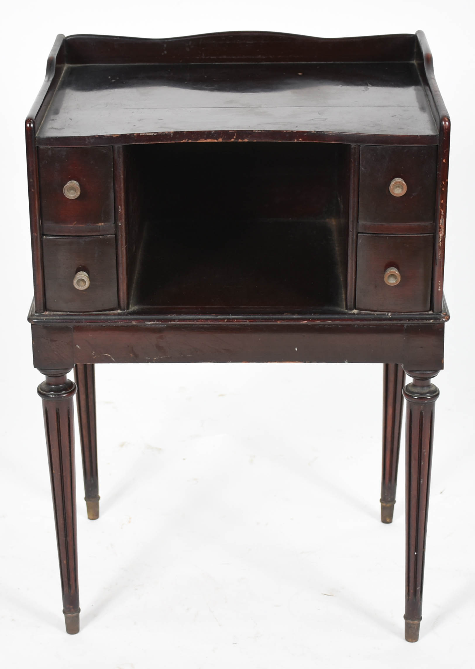 Mesa auxiliar de madeira nobre com 4 pernas cilíndricas, quatro... - foto 1 de 4