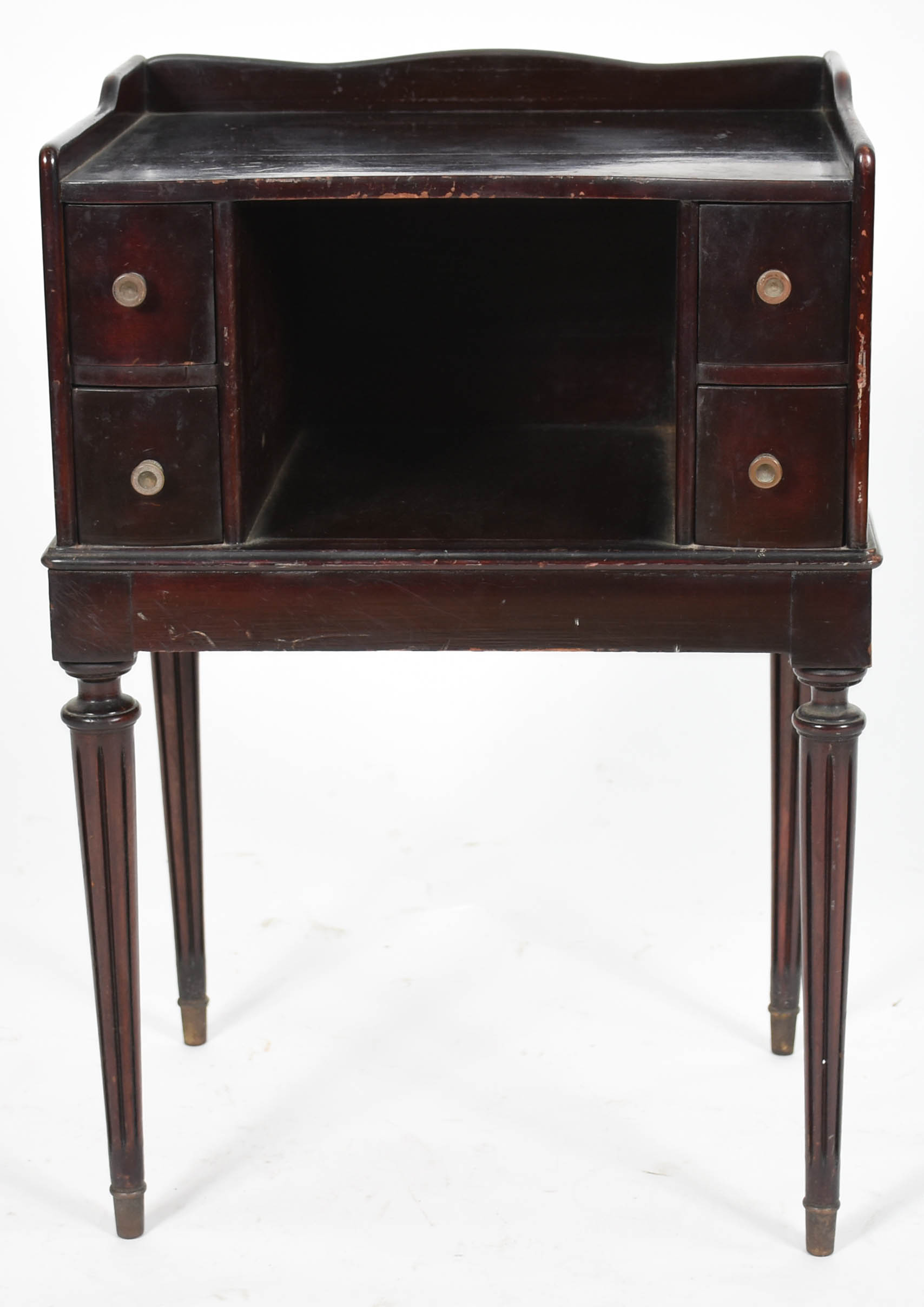 Mesa auxiliar de madeira nobre com 4 pernas cilíndricas, quatro... - foto 2 de 4