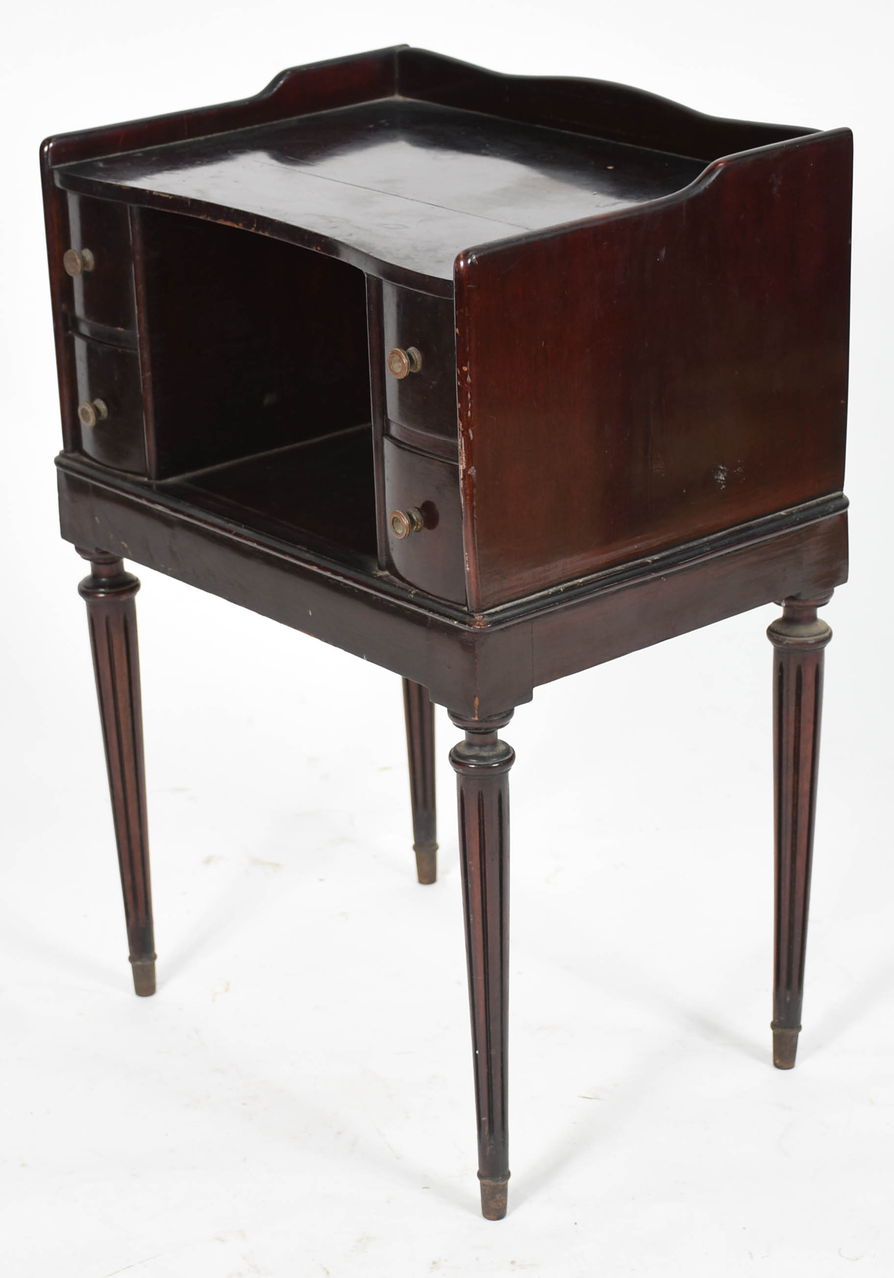 Mesa auxiliar de madeira nobre com 4 pernas cilíndricas, quatro... - foto 3 de 4