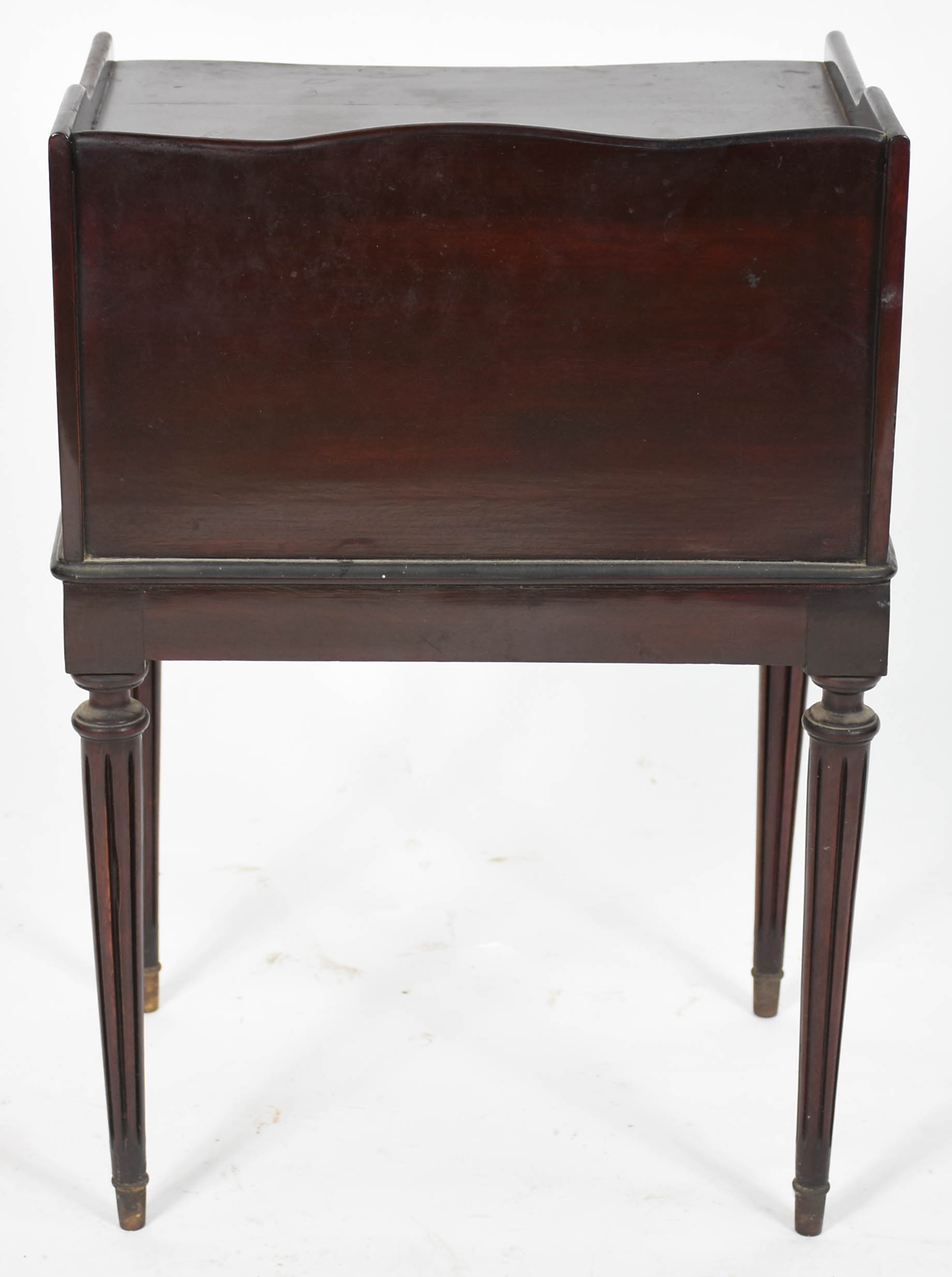 Mesa auxiliar de madeira nobre com 4 pernas cilíndricas, quatro... - foto 4 de 4