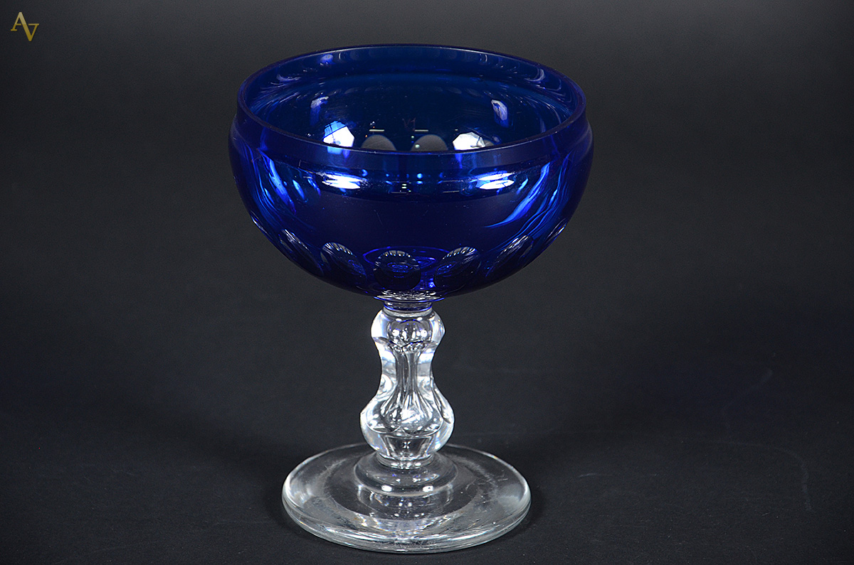 Fruteira com pé em cristal Baccarat doublé azul lapidado. Altura 17,5...