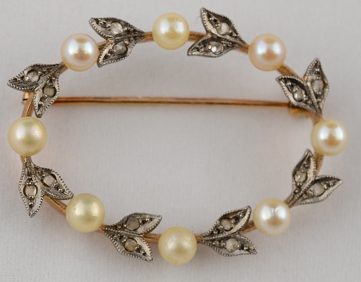 Broche em formato de coroa de ouro branco e amarelo com 16 brilhantes... - foto 1 de 2