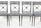 Mesa redonda de metal e tampo de mármore, acomp... - Mesa redonda de metal e tampo de mármore, acompanham 4 cadeiras com assentos estofados (metal com desgastes).