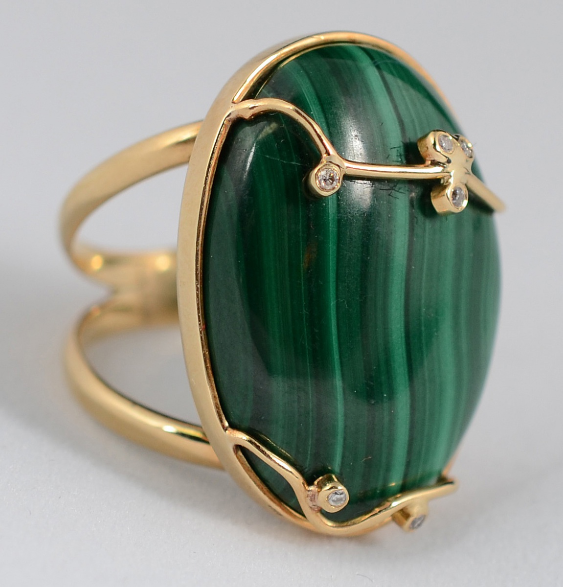 Anel de ouro 18 k, com pedra jade, lapidação oval cabochão com... - foto 1 de 3